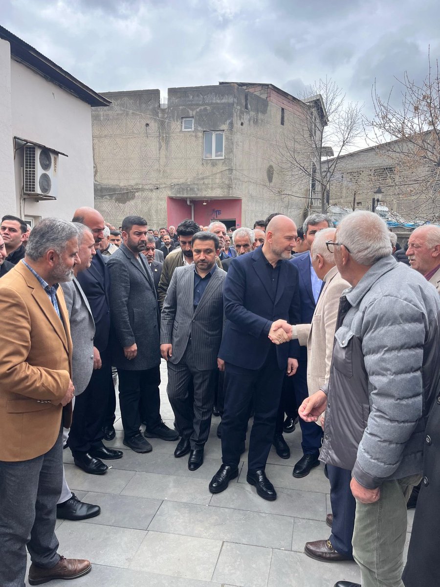 suleymansoylu's tweet photo. Muş Hasköy’e geldik.
Ağabeyimizin, dostumuzun taziyesine…
Hikmet Karayel sadece belediye başkanlığı yapmadı; çocukla çocuk, büyükle büyük oldu.
Aileler ve kişiler arasındaki barışın güvenilir ismiydi.
Ailesine, aşiretine, Hasköyümüze ve dostlarına tekrar başsağlığı diliyorum.
Allah rahmet eylesin, mekânı cennet olsun.

Muş İl Başkanımız Melik Emre, Bitlis Belediye Başkanımız Nesrullah Tanğlay, önceki dönem Muş Belediye Başkanımız Feyat Asya ve tüm dostlarımızla birlikte ziyarette bulunduk.
Sağolsunlar