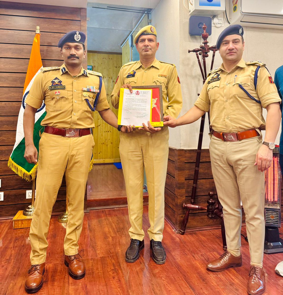 SSP Anantnag felicitated HC Shabir Ahmad &amp; SHO Abdul Rashid Khan for securing the 1st conviction under the new criminal laws (BNS).

In a theft case (FIR 69/2025, PS Anantnag), both accused were arrested, property recovered &amp; convicted—marking a historic milestone .