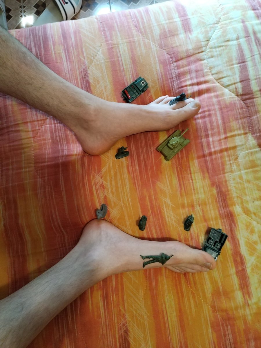 Andreaa13605114's tweet photo. It seems like I'm going to stomp this army πππ
#macrophilia #giantstuff #size14 #hugefeet #toes #feettop #feetarch https://t.co/9WdqYB1M0n