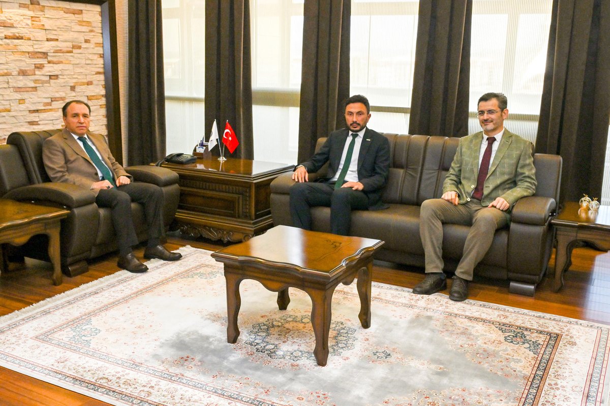 kocatepeuniv's tweet photo. Yeşilay Afyonkarahisar Şube Başkanı Arif Kavas ve Yeşilay Bilim Kurulu Üyesi Dr. Burhan Selim Yiğitbaşı, Üniversitemiz Rektörü Prof. Dr. Mehmet Karakaş’ı makamında ziyaret etti. Gerçekleşen nezaket ziyaretinde bağımsızlık seferberliği gündemi kapsamında Yeşilay ile Afyon Kocatepe Üniversitesi iş birliğinde yapılması planlanan dijital bağımlılık konulu panele dair görüş alışverişinde bulunuldu.  Ziyarette; Yeşilay Yönetim Kurulu Üyeleri Serdar Çınar,  Emine Ağtaş, Yeşilay Şube Koordinatörü Betül Aytekin ve AKÜ Genç Yeşilay Topluluk Başkanı Mert Gamsız da hazır bulundu.
@Karakas1969 @yesilay_afyon
#AfyonKocatepeÜniversitesi