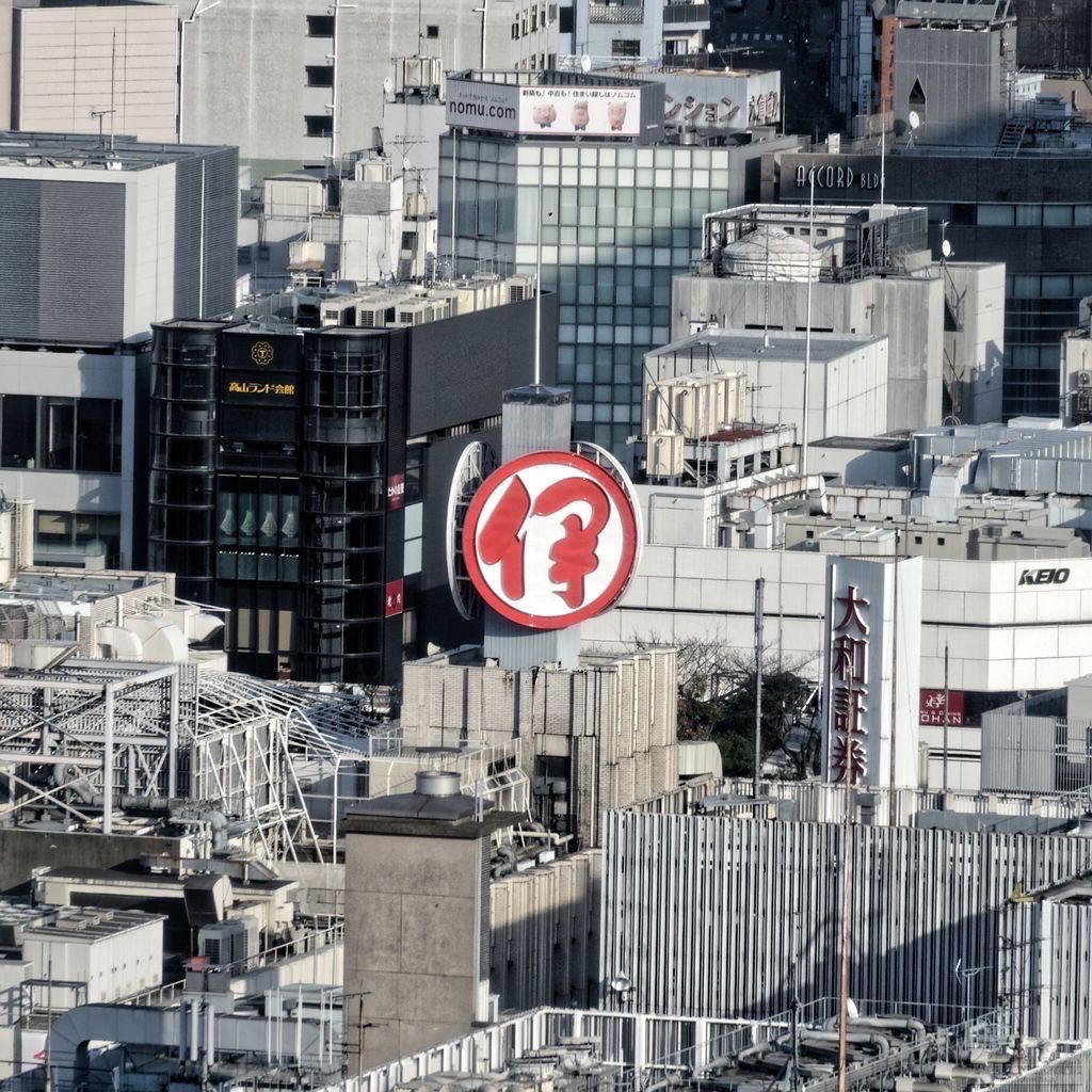 そういえば『伊勢丹発祥の碑』の撤去が2011年4月12日。今日で15年でした。
明治19年に小菅丹治氏が石碑の場所で伊勢屋丹治呉服店を創業。大正に関東大震災で店舗が消失…再建するも万世橋駅界隈の衰退により、昭和8年に新宿へ移転。
伊勢丹の発祥は秋葉原でした。