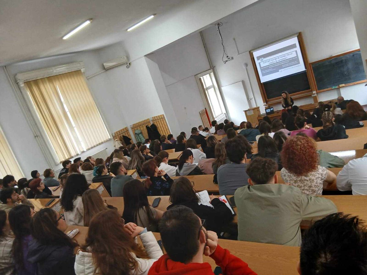 PetruOf's tweet photo. La invitația prof. Alin-Constantin Dîrţu, Decan al Facultăţii de Chimie, Universitatea Al. I. Cuza, am dialogat cu studenţii, masteranzii şi doctoranzii Universităţii, prezentând fascinanta lume a cercetării şi deschiderea către colaborarea dintre cele doua Instituţii. https://t.co/bbs04XZsh2