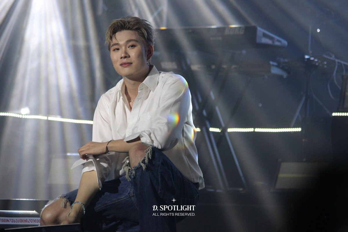 d__spotlight's tweet photo. [HQ|240126] UEHG

Mình cũng hạnh phúc khi được nhìn thấy gương mặt hạnh phúc của Dương dưới ánh đèn sân khấu 

#DuongDomic https://t.co/gwQgSsvLrD