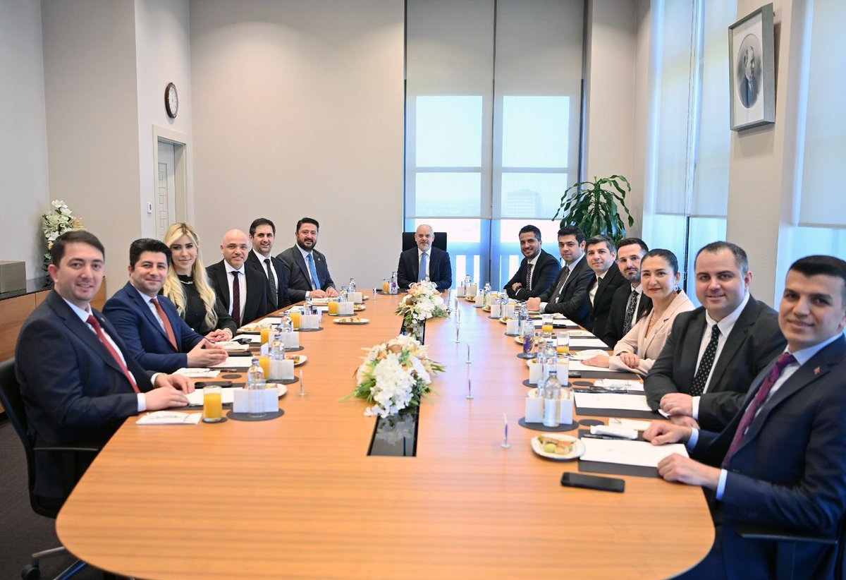 TFD1969's tweet photo. 📍Cumhurbaşkanlığı Külliyesi

Türkiye Fizyoterapistler Derneği Yönetim Kurulu olarak, Cumhurbaşkanı Başdanışmanı Sn. Akif Çağatay Kılıç Bakanımızı (@ackilic76) Sn. Vekilimiz @Emre_Caliskann Bey ile birlikte makamında ziyaret ettik.

Mesleğimizin gelişimi adına gösterdiği ilgi, yapıcı yaklaşım ve nazik ev sahipliği için Sn. Bakanımıza şükranlarımızla.

Türkiye Fizyoterapistler Derneği Yönetim Kurulu

@tcbestepe 
@TFD1969