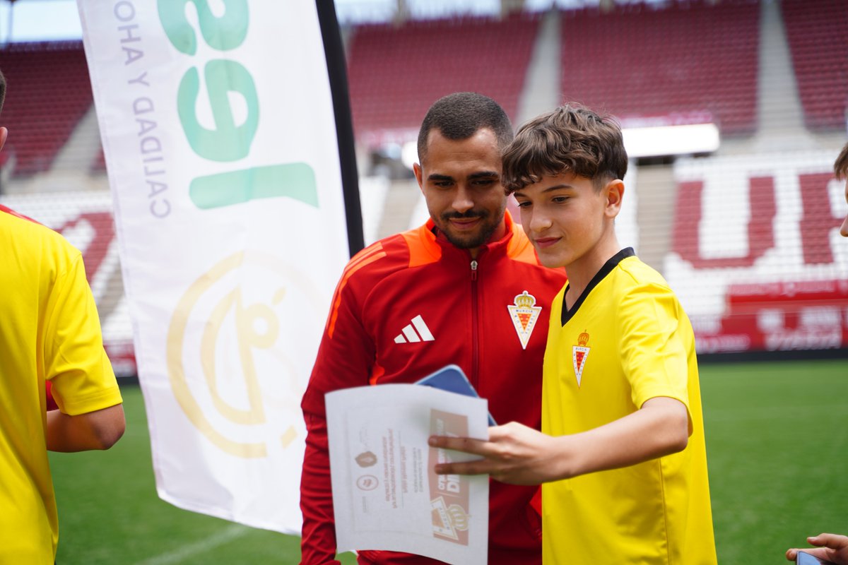 realmurciacfsad's tweet photo. ⚽ ¡Clausura de la primera semana del Clinic de Semana Santa del Real Murcia en el estadio!

🤳 📜 Hoy con la visita especial de 𝗠𝗼𝗵𝗮, 𝗧𝗼𝗿𝗮𝗹 𝘆 𝗝𝗼𝗿𝗴𝗲 𝗬𝗿𝗶𝗮𝗿𝘁𝗲, que hacen entrega de los diplomas a los 200 alumnos del clinic.

💯 Un producto 100% Real Murcia.

👉 Apúntate para la segunda semana aquí: https://t.co/3yJkVvv4WB