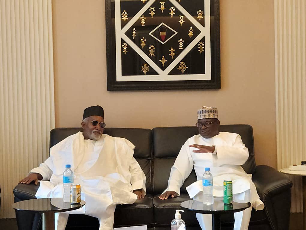 #Niger Le ministre nigérian des Affaires étrangères,Yusuf Maitama Tuggar,est arrivé à #Niamey ce 16 avril 2025,en visite officielle. Accompagné d'une délégation de haut niveau,il porte un message du PR du #Nigeria Tinubu,actuel président de la #CEDEAO,au PR Général d'Armée Tiani.