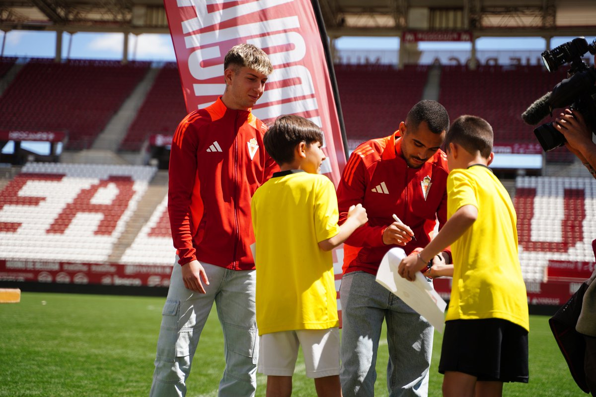realmurciacfsad's tweet photo. ⚽ ¡Clausura de la primera semana del Clinic de Semana Santa del Real Murcia en el estadio!

🤳 📜 Hoy con la visita especial de 𝗠𝗼𝗵𝗮, 𝗧𝗼𝗿𝗮𝗹 𝘆 𝗝𝗼𝗿𝗴𝗲 𝗬𝗿𝗶𝗮𝗿𝘁𝗲, que hacen entrega de los diplomas a los 200 alumnos del clinic.

💯 Un producto 100% Real Murcia.

👉 Apúntate para la segunda semana aquí: https://t.co/3yJkVvv4WB