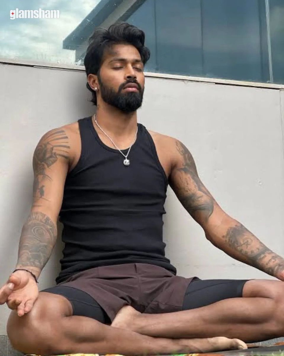 limoverseglobal's tweet photo. 1/ Hardik Pandya’s transformation from a budding cricketer to a fitness icon is inspiring! 💪🏻

His journey is built on discipline, smart training, and consistent effort.

Let’s take a closer look at what keeps him at the top of his game! 👇🏻 https://t.co/3a3BeV9eOu