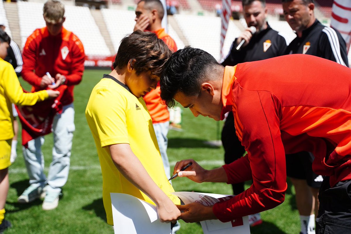 realmurciacfsad's tweet photo. ⚽ ¡Clausura de la primera semana del Clinic de Semana Santa del Real Murcia en el estadio!

🤳 📜 Hoy con la visita especial de 𝗠𝗼𝗵𝗮, 𝗧𝗼𝗿𝗮𝗹 𝘆 𝗝𝗼𝗿𝗴𝗲 𝗬𝗿𝗶𝗮𝗿𝘁𝗲, que hacen entrega de los diplomas a los 200 alumnos del clinic.

💯 Un producto 100% Real Murcia.

👉 Apúntate para la segunda semana aquí: https://t.co/3yJkVvv4WB