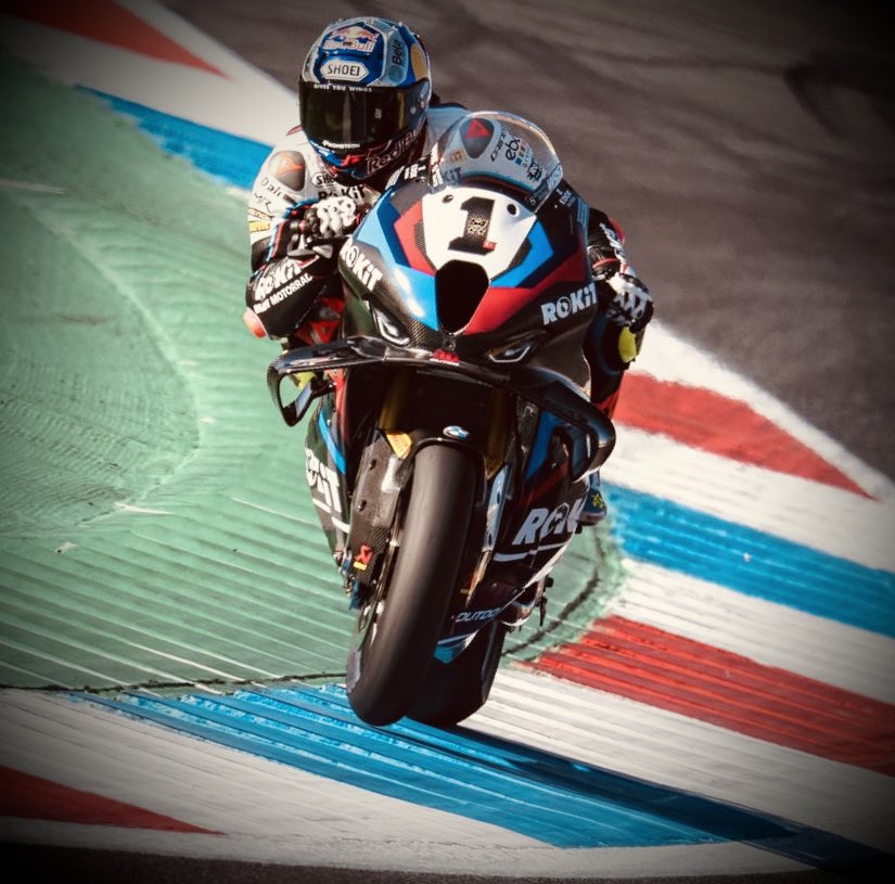Paddockgp1's tweet photo. “Sobre su futuro, Toprak y también el mundo del motociclismo esperan verle en MotoGP. Tiene interés de equipos de MotoGP, con buenas marcas. Este fin de semana he tenido una reunión sobre esto.”
#Motogp
#Sofuoglu https://t.co/EAHKPl7W5F