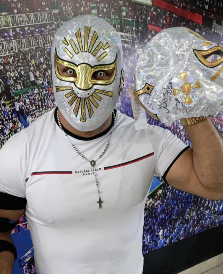 ajPDZ's tweet photo. @caristicomx ¡Que tal ídolo! Ayer te llevaron mi máscara, la esperaré con ansias, solo falta la de Sin Cara pero no tienen en existencia, está pendiente. Espero algún día poder ir y tener el placer conocerte y para tomarme una foto. Un abrazo, saludos https://t.co/j3LmGFFCvs