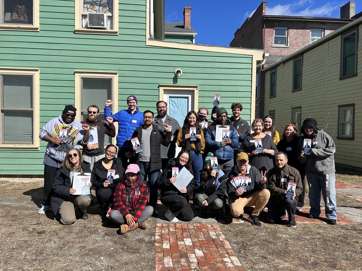 danielatonna's tweet photo. Our campaign collected 262 signatures from Poughkeepsie Ward 8 voters (3.5 times the minimum to be on the ballot)! Our vision for a city that resists Trump, replaces lead pipes, repaves roads and protects tenants and homeowners is resonating. Come canvass: https://t.co/8EUAKYf5a4 https://t.co/umVUSXZ8uo