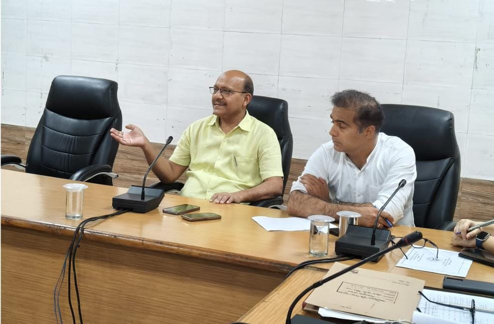 DmMuzaffarnagar's tweet photo. आज विकास भवन के सभागार कक्ष में जैव ऊर्जा नीति-2022 के सम्बन्ध में बैठक आयोजित की गई।

बैठक में जैव सीबीजी प्लांट के सम्बन्ध में उत्पन्न समस्याओं के निराकरण हेतु सम्बन्धित विकासकर्ताओं एवं अधिकारियों के साथ विचार-विमर्श किया गया। 

जनपद में वर्तमान में 26.3 टन क्षमता के 04 सीबीजी प्लांट क्रियाशील हैं तथा 19.5 टन क्षमता के 03 सीबीजी प्लांट निर्माणाधीन हैं। 

जैव सीबीजी के उत्पादन से हरित ऊर्जा की उपलब्धता के साथ-साथ अपशिष्ट निस्तारण के माध्यम से प्रदूषण नियंत्रण एवं कृषकों की आय में वृद्धि का अवसर प्राप्त होता है। 

बैठक में सरकारी गौशालाओं से गोबर क्रय करने तथा सीबीजी प्लांट के प्रतिनिधियों एवं सम्बन्धित विभागों से समन्वय स्थापित कर विकासकर्ताओं/विक्रेताओं की समस्याओं का समय से निराकरण करने के निर्देश दिये गये।

उक्त के दौरान मुख्य विकास अधिकारी सहित अन्य सम्बन्धित अधिकारीगण एवं विभिन्न फर्मों के प्रतिनिधि उपस्थित रहे।

@CMOfficeUP @UPGovt @ChiefSecy_UP