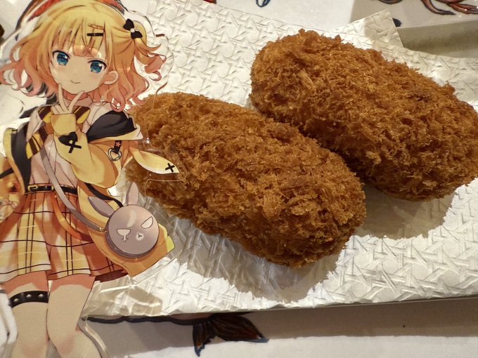 シャロちゃん、カニクリームコロッケとすじこのおにぎりだよ。 