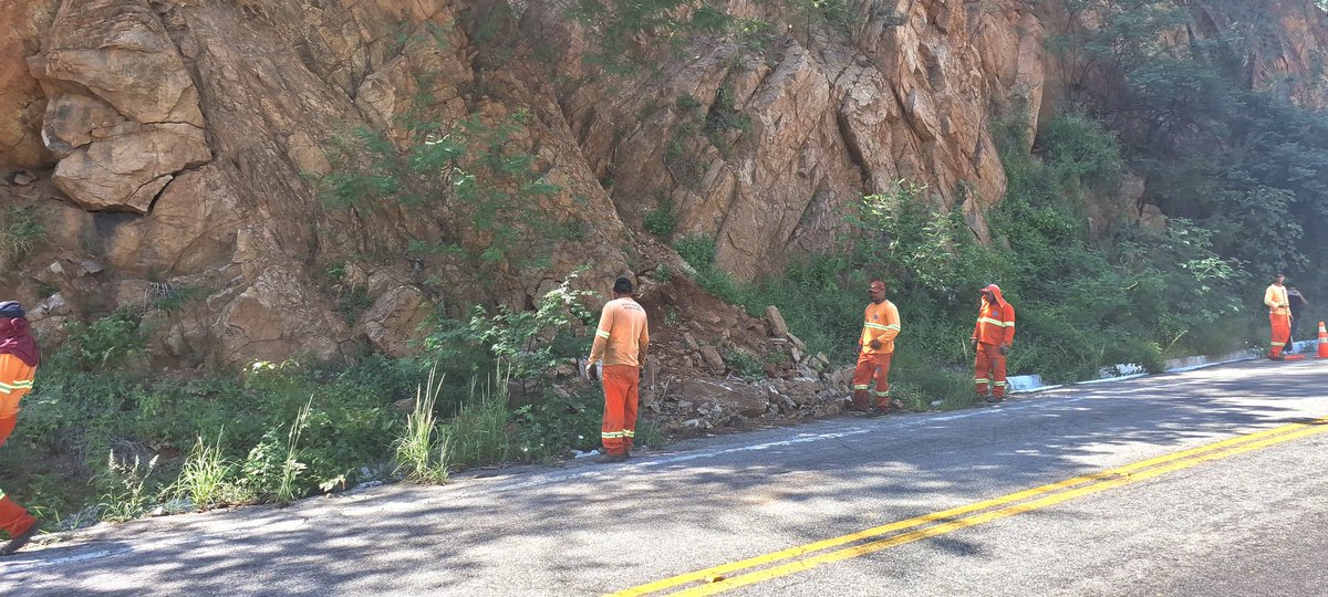 Operação de Guerra na Serra de Teixeira na
PB-262.  DER/PREFEITURA DE TEIXEIRA e  CPTRAN. Retiradas das Pedras etc na Serra. Desde às 05.00 horas da manhã. Deus nos abençoe.