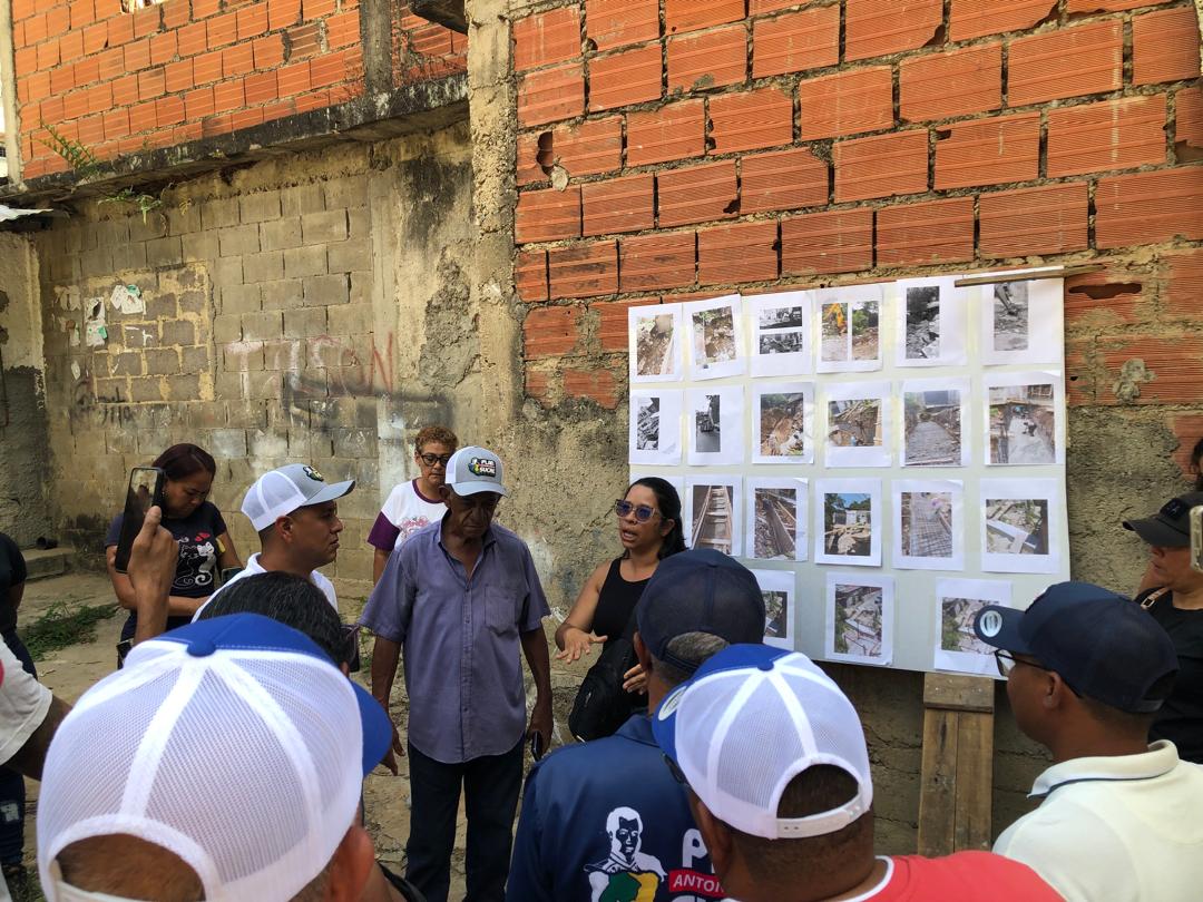 Desde el eje Maca de Petare, autoridades gubernamentales recorren las comunidades de la Comuna Herederos de Sucre, para revisar agenda concreta de acción, avances de los proyectos de la consulta popular y la sala de gobierno.

¡#Miranda avanza!

#ComunaONada
#PoderPopular