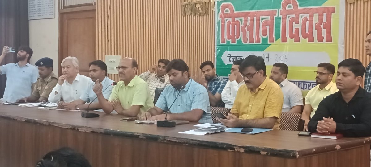 DmMuzaffarnagar's tweet photo. आज जिला पंचायत सभागार में आयोजित किसान दिवस में किसानों की समस्याएं सुनी गयीं।

किसानों की समस्याओं का समय रहते समाधान करने के निर्देश अधिकारियों को देने के साथ ही उपस्थित अधिकारियों द्वारा किसानों के हित में चलाई जा रही योजनाओं की जानकारी किसानों को उपलब्ध कराई गई।

जिले के एक जनपद एक उत्पाद योजना(ओ०डी०ओ०पी) उत्पाद गुड़ के संदर्भ में जिले के कोल्हू संचालकों को गुड़ की पैकेजिंग, ब्रांडिंग एवं मार्केटिंग पर प्रकाश डालते हुए अवगत कराया गया कि ओ०डी०ओ०पी के तहत कोल्हू संचालकों को ऋण उपलब्ध कराया जायेगा तथा उन्हें उच्च स्तरीय प्रशिक्षण दिया जायेगा। 

इसके साथ ही कोल्हू उद्योग के क्षेत्र में अच्छा कार्य करने वाले कोल्हू संचालकों को ब्रांड एम्बेसडर के रूप में नेतृत्व प्रदान किया जायेगा तथा किसानों को उन्नत किस्म के गन्ने का उत्पादन कर अपनी आय बढ़ाने के लिए प्रोत्साहित किया गया।

@CMOfficeUP @UPGovt @ChiefSecy_UP