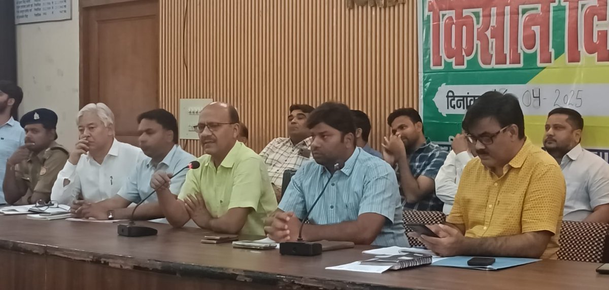 DmMuzaffarnagar's tweet photo. आज जिला पंचायत सभागार में आयोजित किसान दिवस में किसानों की समस्याएं सुनी गयीं।

किसानों की समस्याओं का समय रहते समाधान करने के निर्देश अधिकारियों को देने के साथ ही उपस्थित अधिकारियों द्वारा किसानों के हित में चलाई जा रही योजनाओं की जानकारी किसानों को उपलब्ध कराई गई।

जिले के एक जनपद एक उत्पाद योजना(ओ०डी०ओ०पी) उत्पाद गुड़ के संदर्भ में जिले के कोल्हू संचालकों को गुड़ की पैकेजिंग, ब्रांडिंग एवं मार्केटिंग पर प्रकाश डालते हुए अवगत कराया गया कि ओ०डी०ओ०पी के तहत कोल्हू संचालकों को ऋण उपलब्ध कराया जायेगा तथा उन्हें उच्च स्तरीय प्रशिक्षण दिया जायेगा। 

इसके साथ ही कोल्हू उद्योग के क्षेत्र में अच्छा कार्य करने वाले कोल्हू संचालकों को ब्रांड एम्बेसडर के रूप में नेतृत्व प्रदान किया जायेगा तथा किसानों को उन्नत किस्म के गन्ने का उत्पादन कर अपनी आय बढ़ाने के लिए प्रोत्साहित किया गया।

@CMOfficeUP @UPGovt @ChiefSecy_UP