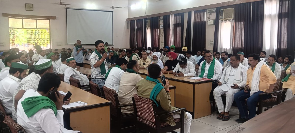 आज जिला पंचायत सभागार में आयोजित किसान दिवस में किसानों की समस्याएं सुनी गयीं।

किसानों की समस्याओं का समय रहते समाधान करने के निर्देश अधिकारियों को देने के साथ ही उपस्थित अधिकारियों द्वारा किसानों के हित में चलाई जा रही योजनाओं की जानकारी किसानों को उपलब्ध कराई गई।

जिले के एक