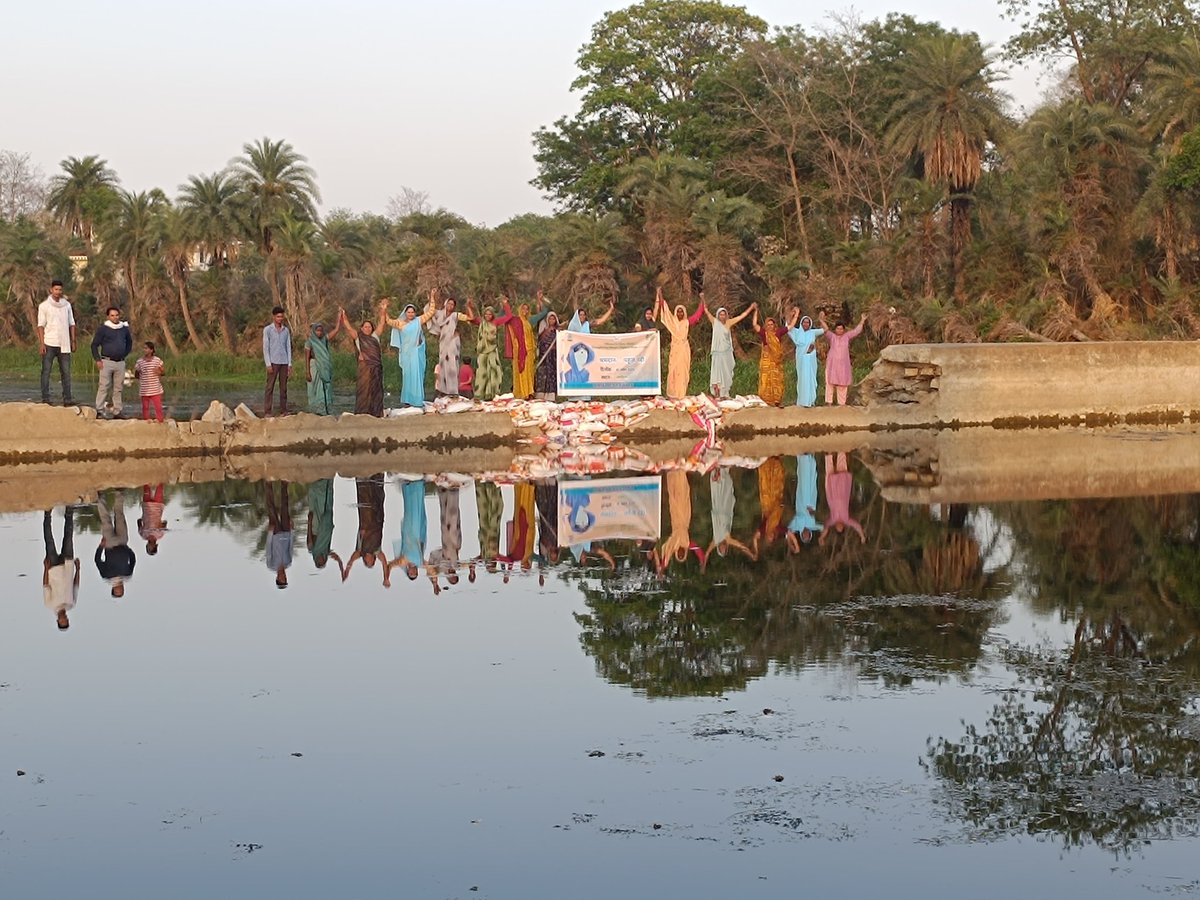 Parmarth Samaj Sevi Sansthan के मार्गदर्शन में जल सहेलियों ने पहूज नदी को पुनर्जीवित करने की दिशा में बोरी बंधान कर जलस्तर बढ़ाया। स्थानीय संसाधनों से जल संरक्षण का शानदार उदाहरण! ग्रामीणों की मांग: चेकडैम की मरम्मत जल्द हो ताकि ये प्रयास स्थायी बनें।