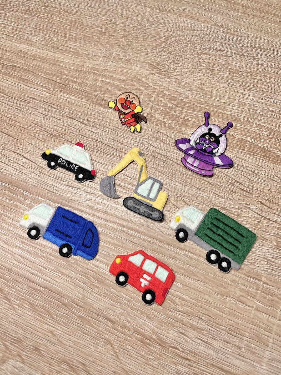 haru_hm0427's tweet image. この春入園した息子へ作った乗り物とアンパンマンの刺繍🪡
100均の糸を使ってるのでおもちゃみたいな仕上がりがかわいい🚗
アイロンワッペンにしたよ☺️
#刺繍 #ハンドメイド