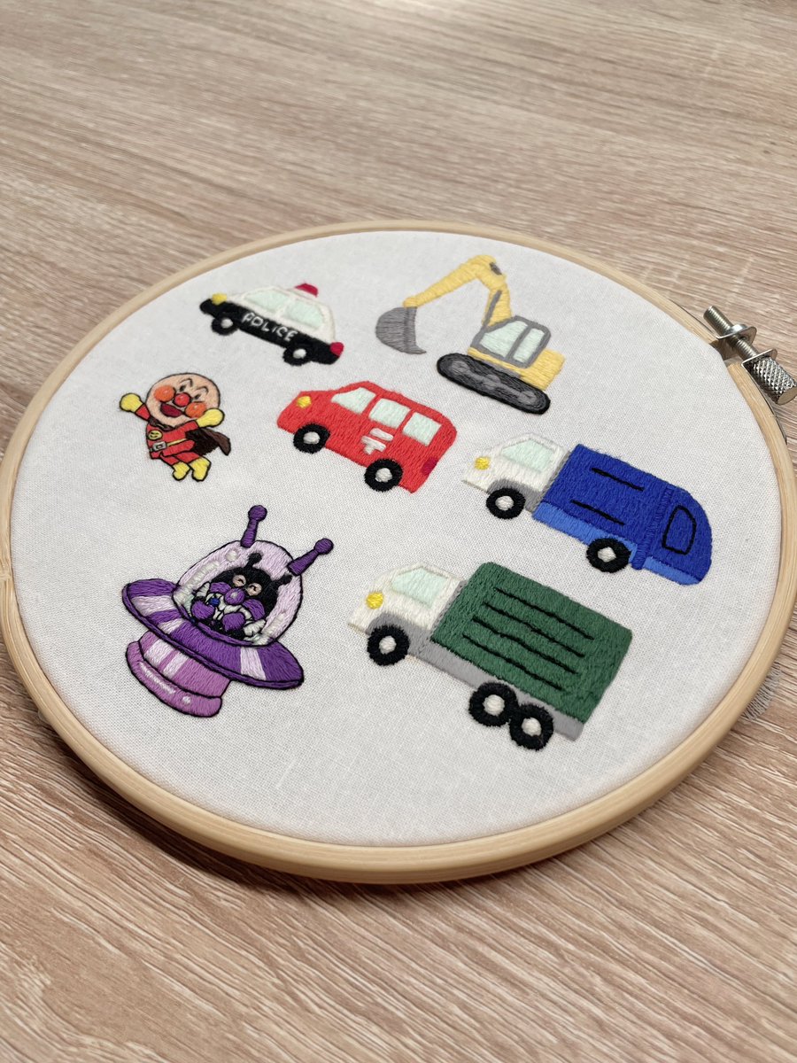 haru_hm0427's tweet image. この春入園した息子へ作った乗り物とアンパンマンの刺繍🪡
100均の糸を使ってるのでおもちゃみたいな仕上がりがかわいい🚗
アイロンワッペンにしたよ☺️
#刺繍 #ハンドメイド