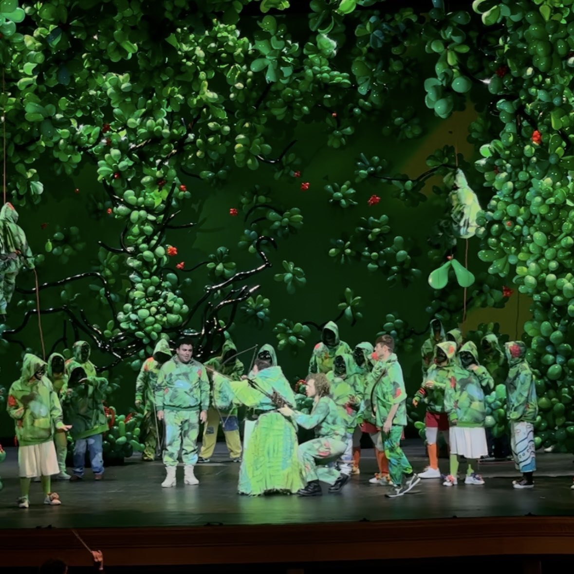 جانب من عرض مسرحية الرواية التاريخية روبن هود بدار الأوبرا السلطانية .. جمال العرض كان ابدااع  #السلطان_هيثم_بن_طارق