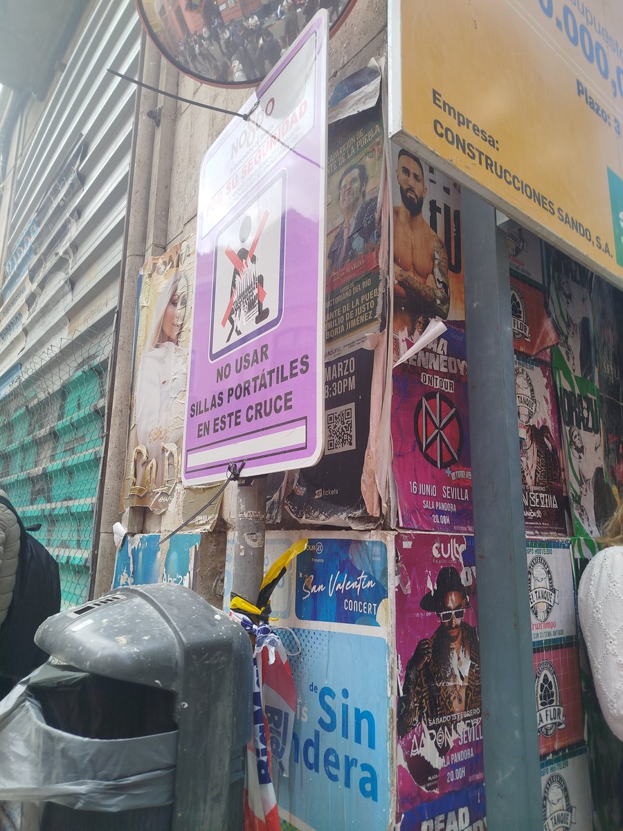 Que digo yo que la gente sabe leer, no? A que están esperando a poner multas ? Si no mañana me traigo un sofá de mi casa. Esquina Javier lasso de la vega, Trajano, aponte. <a href="/policia/">Policía Nacional</a> <a href="/PoliciaSevilla/">Policía Local de Sevilla</a> <a href="/Ayto_Sevilla/">Ayuntamiento de Sevilla</a> <a href="/ElConsejoSev/">Consejo HH y CC Sevilla</a> #SSantaSevilla25