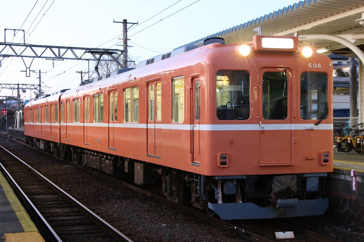 EZ3R0dzxazjI4B7's tweet photo. ラビットカー(D06)が塩浜に入場。元近鉄車で唯一最後まで残っていたハロゲンランプも出場時にはLED化になり、もうハロゲンランプの姿は見納めかな？😢
＃養老鉄道 ＃ラビットカー ＃D06 https://t.co/chaK03YsYS