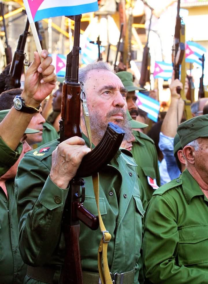 Cada 16 de abril, #Cuba celebra el Día del Miliciano, fecha que recuerda el coraje de hombres y mujeres que en 1961 demostraron la disposición del pueblo de luchar antes que ver pisoteada su soberanía.
#GuerrerosDelAlba #CubaViveEnSuHistoria