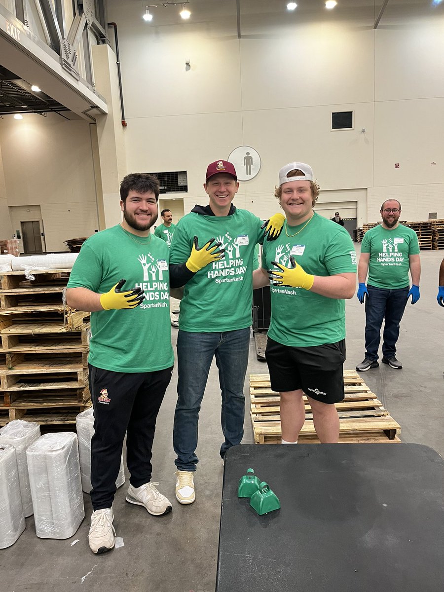 Calvin Knights Football (@calvinknightsfb) on Twitter photo It was great working with Spartan Nash and <a href="/ConvoyofHope/">Convoy of Hope</a> yesterday to serve the community! #GoKnights ⚔️🏈 It was great working with Spartan Nash and <a href="/ConvoyofHope/">Convoy of Hope</a> yesterday to serve the community! #GoKnights ⚔️🏈