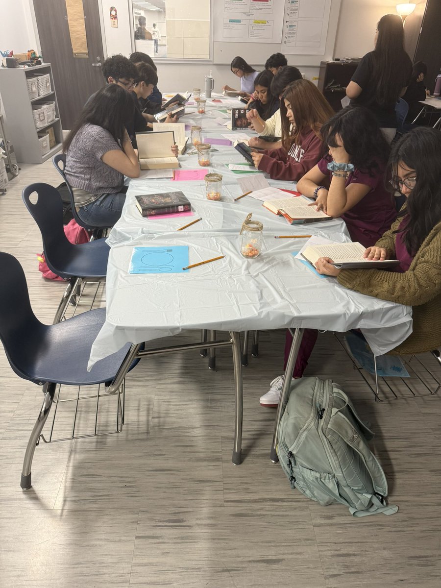 A huge thank you to Ms. Saenz, our wonderful librarian for hosting Book Tasting to our Bulldogs! The kids are excited to be reading a book of their choice 🩵♥️