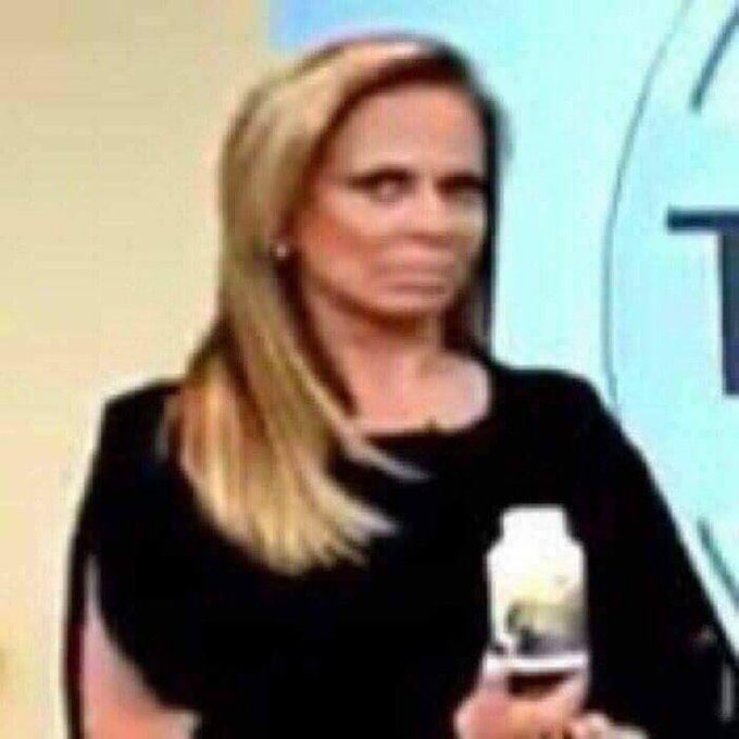 joaoplaranja's tweet photo. depois de dar uns socos no celular, reiniciar o celular e moldem, que eu lembrei de entrar no twitter pra confirmar se o spotify caiu https://t.co/YGbBXQr88z