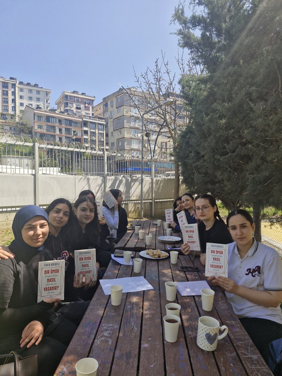 HAMTAL_'s tweet photo. Ben Okuyorum İstanbul Okuyor ve Medeniyet Okumaları projeleri kapsamında İlber Ortaylı'nın Bir Ömür Nasıl Yaşanır? adlı eserini okuduk. Okulumuzun bahçesinde kitap müzakeremizi gerçekleştirdik. https://t.co/DkfpaszQn3