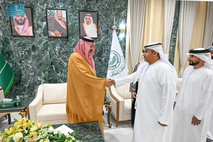 saudi24tv's tweet photo. استقبل صاحب السمو الملكي الأمير عبدالعزيز بن سعد بن عبدالعزيز أمير منطقة حائل، في صالة الاستقبال بالإمارة اليوم، عضو غرفة الرياض سلمان بن حمود الهدلاء، يرافقه عدد من رجال الأعمال من دول مجلس التعاون الخليجي، وذلك في إطار تعزيز التعاون المشترك، وبحث فرص الاستثمار والتنمية بالمنطقة.
 وأكد سمو أمير منطقة حائل، عمق الروابط الأخوية بين المملكة ودول الخليج، مشددًا على أهمية تنمية الشراكات الاقتصادية وتبادل الخبرات بما يسهم في تحقيق التنمية المستدامة.
 من جهته ثمّن الهدلاء حفاوة الاستقبال من سمو أمير المنطقة، مشيدًا بما تشهده حائل من نمو متسارع في المشروعات التنموية وتطور في البنية التحتية، مما يجعلها بيئة واعدة للاستثمار، خاصة في قطاعات السياحة والزراعة والصناعات التحويلية.
 بدورهم عبّر الزائرون عن إعجابهم بما لمسوه من جهود نوعية لتعزيز جودة الحياة في المنطقة، مؤكدين تطلعهم إلى بناء شراكات فاعلة تخدم المنطقة وتُسهم في دفع عجلة الاقتصاد والاستثمارات فيها.