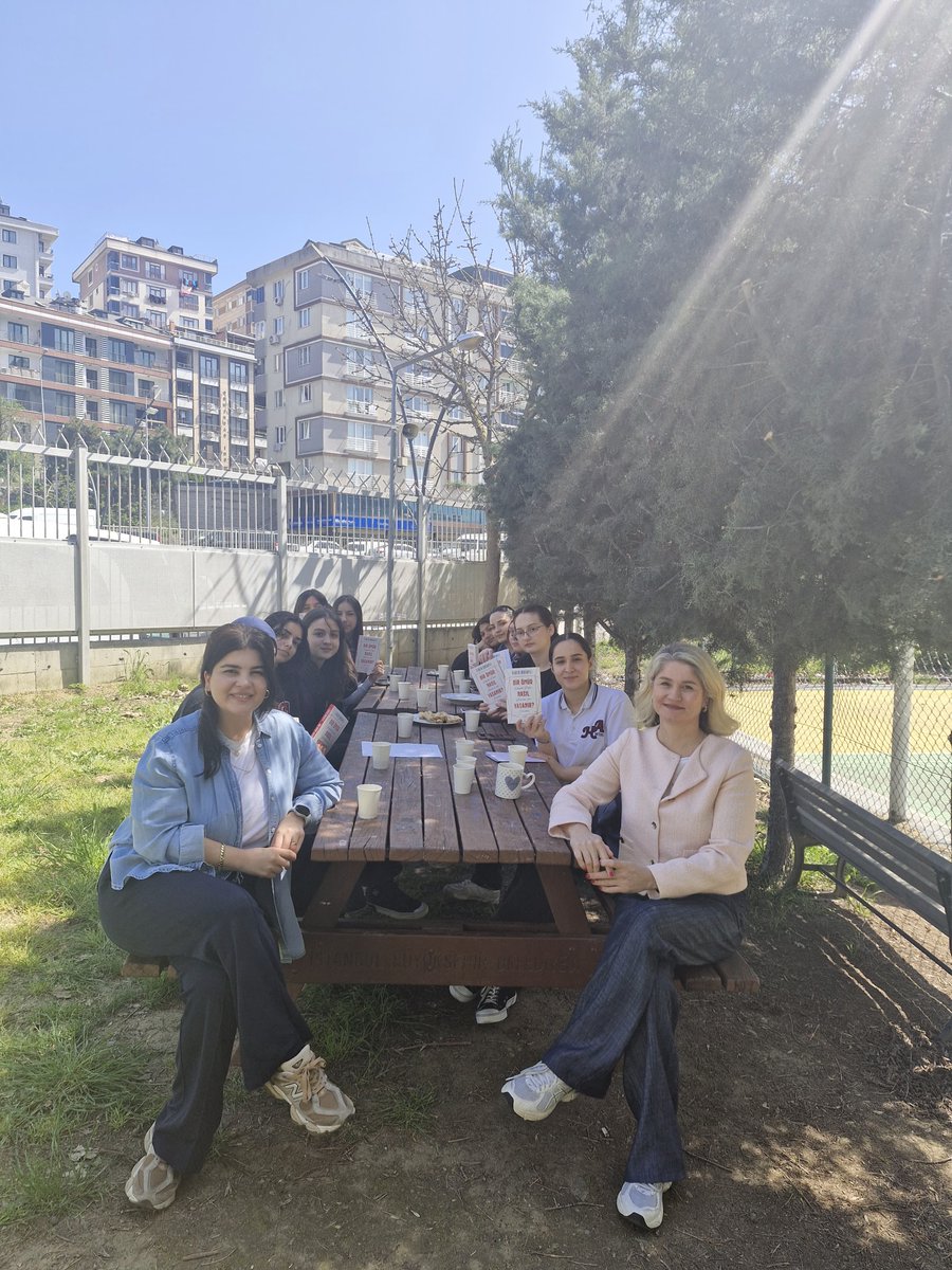 HAMTAL_'s tweet photo. Ben Okuyorum İstanbul Okuyor ve Medeniyet Okumaları projeleri kapsamında İlber Ortaylı'nın Bir Ömür Nasıl Yaşanır? adlı eserini okuduk. Okulumuzun bahçesinde kitap müzakeremizi gerçekleştirdik. https://t.co/DkfpaszQn3