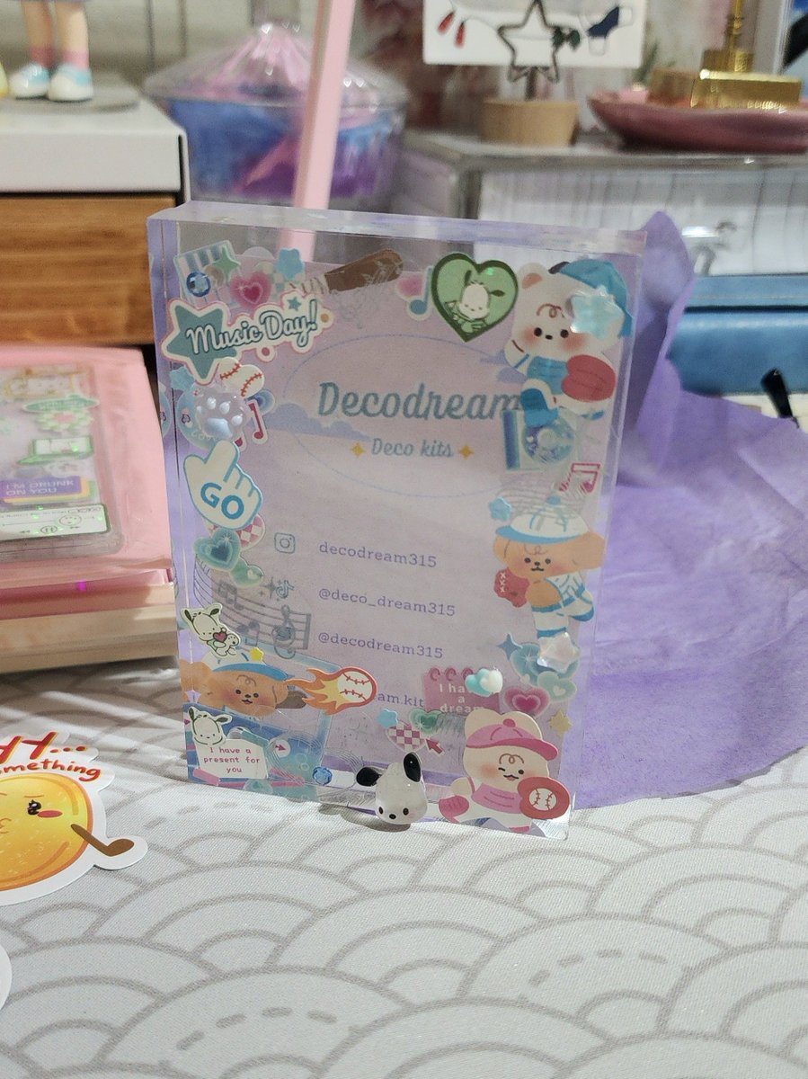 loveangel012's tweet photo. finally got my custom deco acrylic from @decodream315 + loads of freebies! really surprised!! 😍 also got a free cute toploader shaker! 🥰 im very happy with the outcome! u really captured my vision! thank u so much my loui 동생!!! ♥️ ⚾️ player seungmin has a new home! 🥰♥️

#decodream_rvw