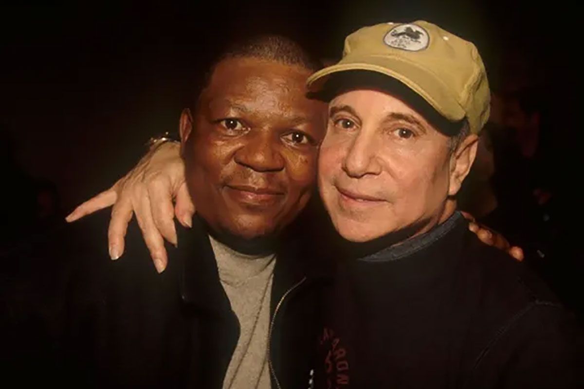 Paul Simon reunites with Graceland bassist Bakithi Kumalo for an intimate new tour. notreble.com/buzz/2025/04/1…