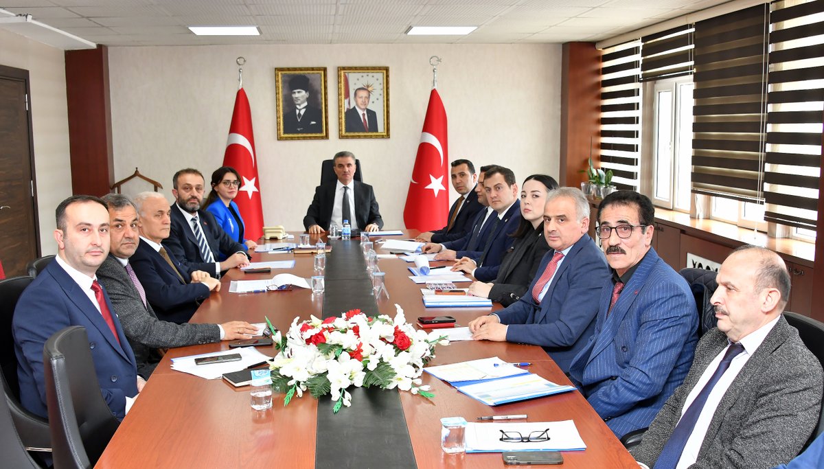 Ghanevalilik's tweet photo. 📌 Köylerin Alt Yapısının Desteklenmesi Projesi (KÖYDES) değerlendirme toplantısı, Valimiz Aydın Baruş başkanlığında gerçekleştirildi.

👥 Vali Yardımcısı Bahar Kaya, İlçe Kaymakamları, İl Genel Meclis Başkanı Av. Eşref Balki ve İl Özel İdaresi yetkililerinin katılımıyla yapılan toplantıda; 📋 KÖYDES ödenekleriyle ilimiz genelindeki köylerde yürütülecek 🛣️ ulaşım, 💧 sulama ve diğer alt yapı projeleri ele alındı.