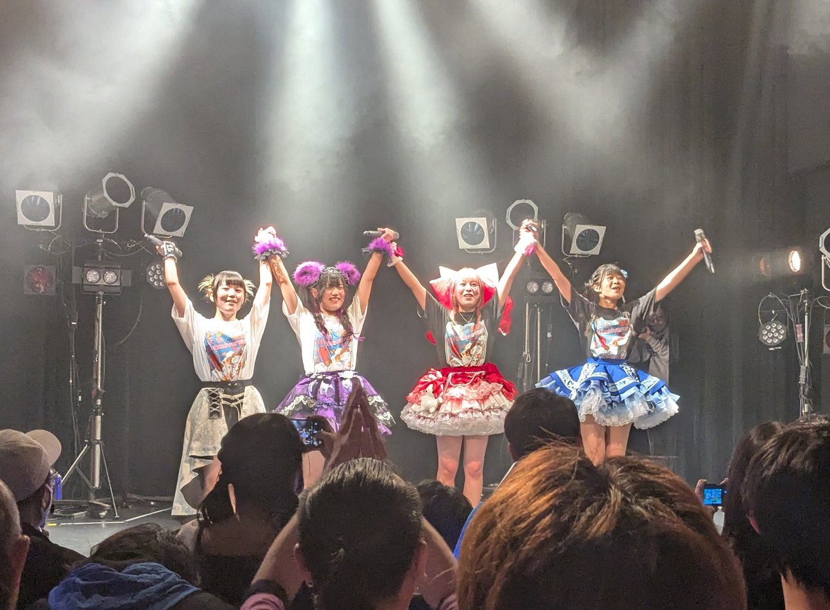 「今日はカリフラワー冒険記1周年記念ライブ@あべのROCK TOWN に行ってきま」|あまるん（ペンギン🍖）のイラスト