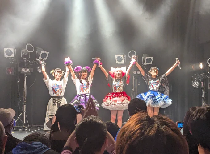 今日はカリフラワー冒険記1周年記念ライブ@あべのROCK TOWN に行ってきましたーーー!!楽しかったーー!!(≧∇≦)新曲もめっちゃかっこよかったし、新衣装が思ってた5倍豪華でかわいかった!2年目もよろしくです!イラストも描いて持っていきました 