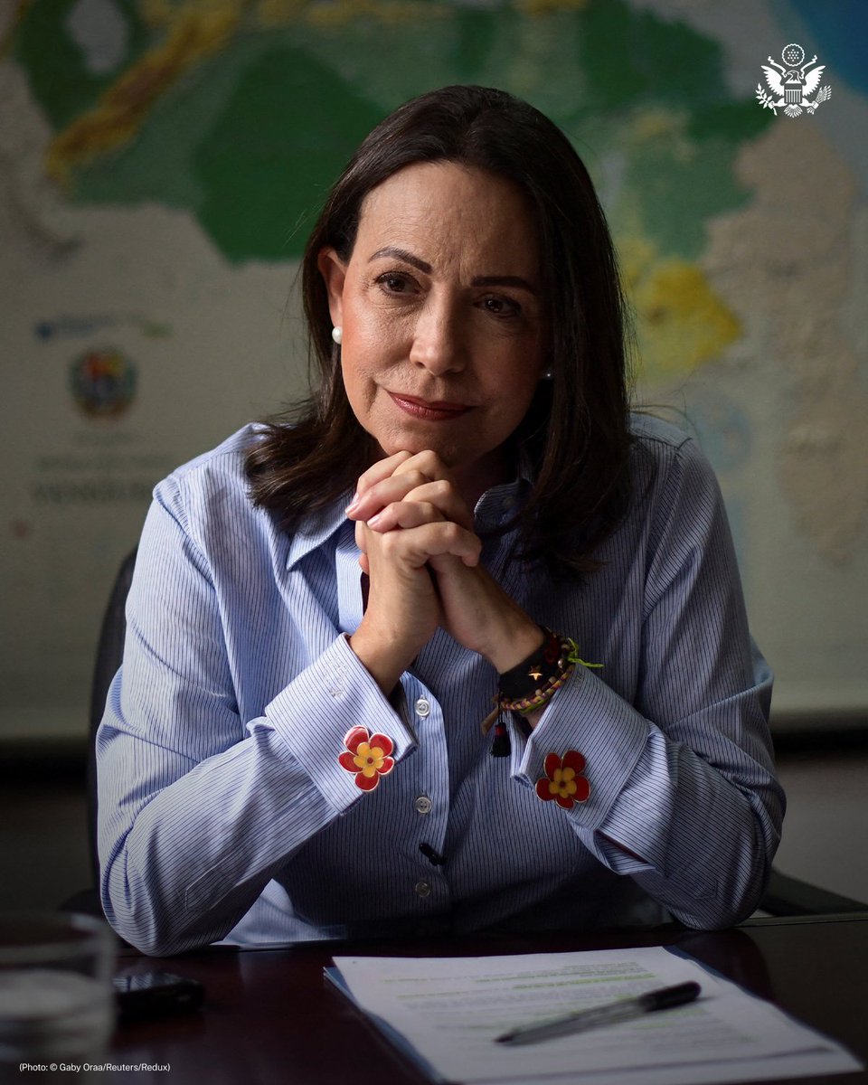 EmmaRincon's tweet photo. María Corina Machado fue reconocida por la revista TIME como una de las 100 personas más influyentes del mundo y el secretario de Estado @marcorubio escribió su perfil:

"María Corina Machado, la Dama de Hierro venezolana, es la personificación de la resiliencia, la tenacidad y el patriotismo. Impávida ante los enormes desafíos, María Corina nunca ha cedido en su misión de luchar por una Venezuela libre, justa y democrática. El principio rector de Machado se ha mantenido inalterado desde que la conocí hace más de una década: para dejar a sus hijos Ana Corina, Ricardo, Henrique y los niños de Venezuela un país libre de tiranía. La frase "hasta el final" resume su perdurable legado. Durante el último año, su determinación ha enfrentado desafíos sin precedentes al enfrentarse con valentía a los intentos del régimen de Maduro de socavar la voluntad del pueblo venezolano.

Una mujer de fe que marcha valientemente por las calles de su patria, armada con el santo rosario y apoyada por innumerables venezolanos valientes, Machado se ha mantenido firme contra todo, defendiendo la tierra de Bolívar. Su liderazgo de principios es un faro de esperanza que hace de nuestra región y de nuestro mundo un lugar mejor".