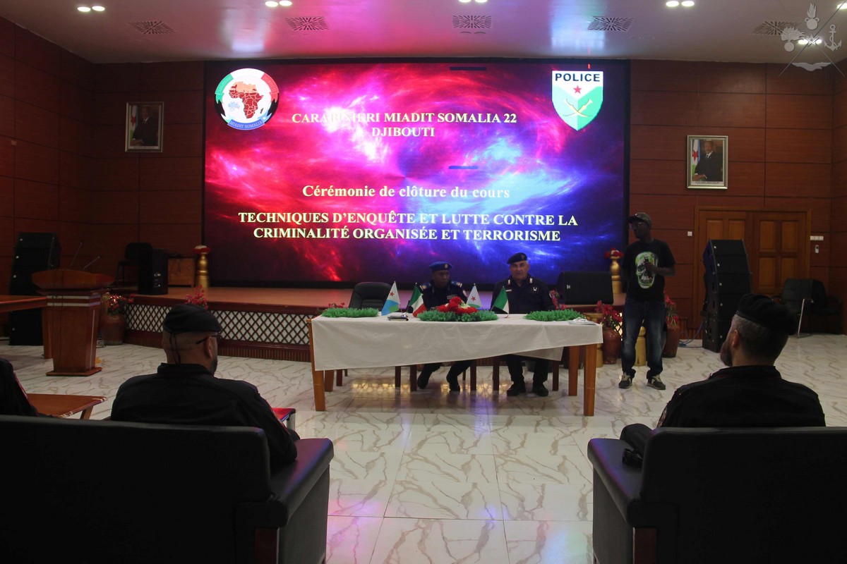 SM_Difesa's tweet photo. I #Carabinieri della missione #MIADIT Somalia 22 hanno concluso i corsi per ricerca di sostanze stupefacenti/esplosivi per unità cinofile e di tecniche di indagine contro criminalità organizzata/terrorismo a favore della Polizia gibutiana
➡️ https://t.co/yiKQZjzatV
#ForzeArmate🇮🇹 https://t.co/j8AbbjvcBD