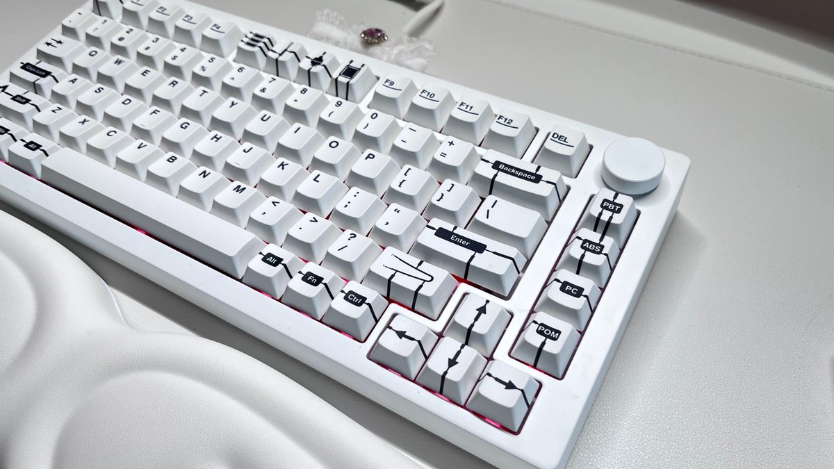 MonsGeek's tweet photo. MonsGeek M1 V5 Prototype, paired with a butterfly-decorated cable and wing-shaped wrist rest—dreamy vibes all the way.
https://t.co/JZNu8B1YUC
📷Luna ੭୧
#monsgeek #monsgeekkeyboard #customkeyboard #viakeyboard #whitekeyboard #mechanicalkeyboard #m1v5 #keyboardlover https://t.co/lHdXpd7NMl