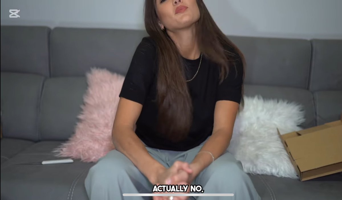 longlivealren's tweet photo. el plano final casi cortándose la mitad de la cara jsjsjs la amo https://t.co/QJF4fpkqZk