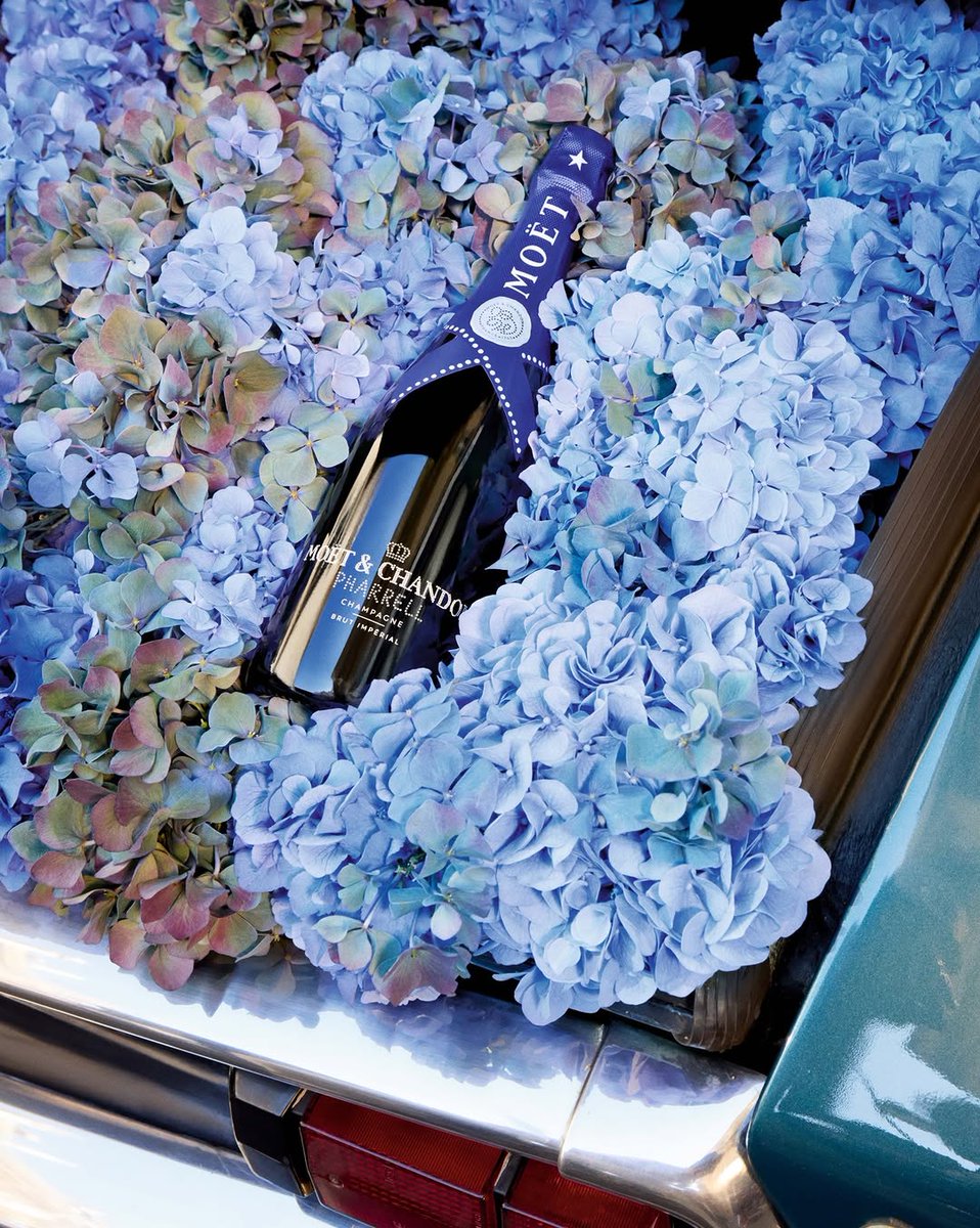 luxafriqueshop's tweet image. The perfect gift does exist. Moët &amp;amp; Chandon's Brut Impérial in Midnight Blue, a Limited Edition co-created with #PharrellWilliams checks all the boxes! 💙

Shop #MoetandChandon on #LuxAfriqueBoutique luxafrique.boutique/collections/mo…