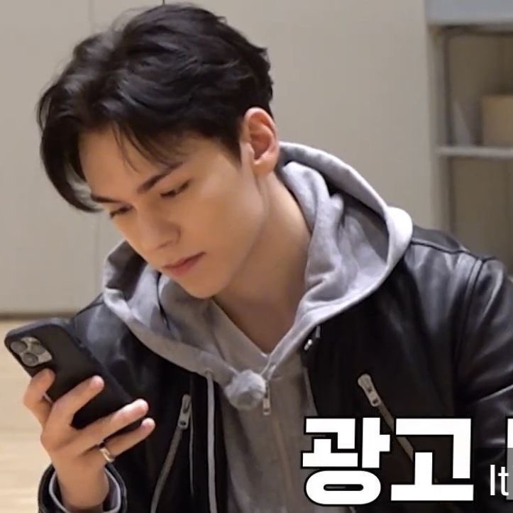 Veronline10's tweet photo. He be texting me

#CaratSelcaDay #CSD #CARAT
#SVT #Vernon  @pledis_17 https://t.co/Iw2LaTuwQP