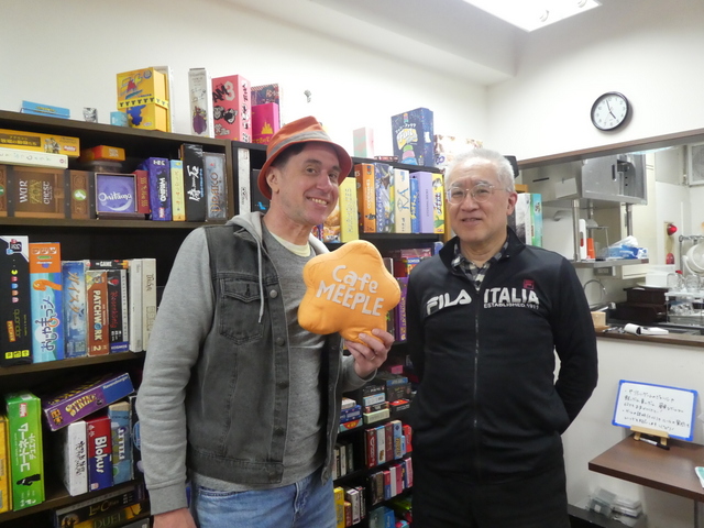今頃になって閉店の報を知り、あわててCafe MEEPLEへ。なんとかネイトさんと会うことができて小一時間ほど昔話など。2015年から2020年までの5年間で500回も通った馴染のお店もこれが最後の訪問か。置きゲー(テラフォ、アグリコラ、チケライNY)も無事に回収。