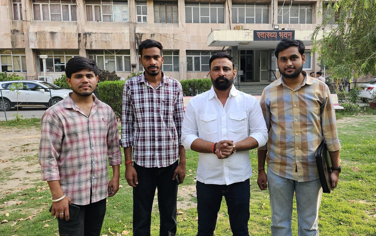 bharatbeniwal_'s tweet photo. आज और कल 2 दिन में NHM के कई उच्च अधिकारियों से वार्ता की व cho का ब्रिज कोर्स चालू करवाने और ब्रिज कोर्स पूर्ण चयनित अभ्यर्थियों को नियुक्ति देने संबंधी विषय पर लंबी चर्चा हुई पूर्व की सरकार के दौरान हमारे द्वारा किए गए आंदोलन के Cho की समस्याओं के समाधान के लिए अलग से एक अधिकारी नियुक्त करने की मांग हमने रखी थी उस समय जितेंद्र कुमार सोनी जी ने अतिरिक्त निदेशक एनएचएम को नियुक्त किया था इस कारण आज वर्तमान माननीय अतिरिक्त मिशन निदेशक IAS DR T Shubhmangala जिनको CHO का चार्ज दे रखा है से काफी देर चर्चा हुई
इनके अलावा md एनएचएम, pd एनएचएम और अन्य hwc से जुड़े हुए अधिकारियों से मुलाकात की, उसके बाद अधिकारियों ने बताया 
Cho ब्रिज कोर्स को लेकर कल विभाग में मीटिंग रख दी गई है जिसमें
Nhm md, nhm additional md, pd nhm, registrar ruhs,pd hwc व अन्य उच्च अधिकारी hwc शामिल होंगे 
और कल ब्रिज कोर्स पर अंतिम मोहर लग जाएगी,
भारत सरकार से बजट आना शुरू हो चुका है कुछ इंस्टॉलमेंट अभी भी शेष है पूरा बजट अभी भी नहीं आया है
अधिकारियों से लंबी चर्चाएं हुई हैं सारी बातें आपको वीडियो के माध्यम से अभी बता दी जाएगी,
लेकिन आपको चिंतित होने की आवश्यकता नहीं है आपके लिए खुशखबरी है कि अब जल्द ब्रिज कोर्स की शुरुआत हो रही है l ब्रिज कोर्स पूर्ण की नियुक्ति व होल्ड अभ्यर्थियों का मामला भी कुछ हद तक कल की बैठक में डिस्कस होगा ब्रिज कोर्स पूर्ण अभ्यर्थियों के  लिए भी अगले सप्ताह के शुरुआत में बैठक रखी गई है जल्द उनकी नियुक्ति करवायेंगे l
#bharatBeniwal #CCH