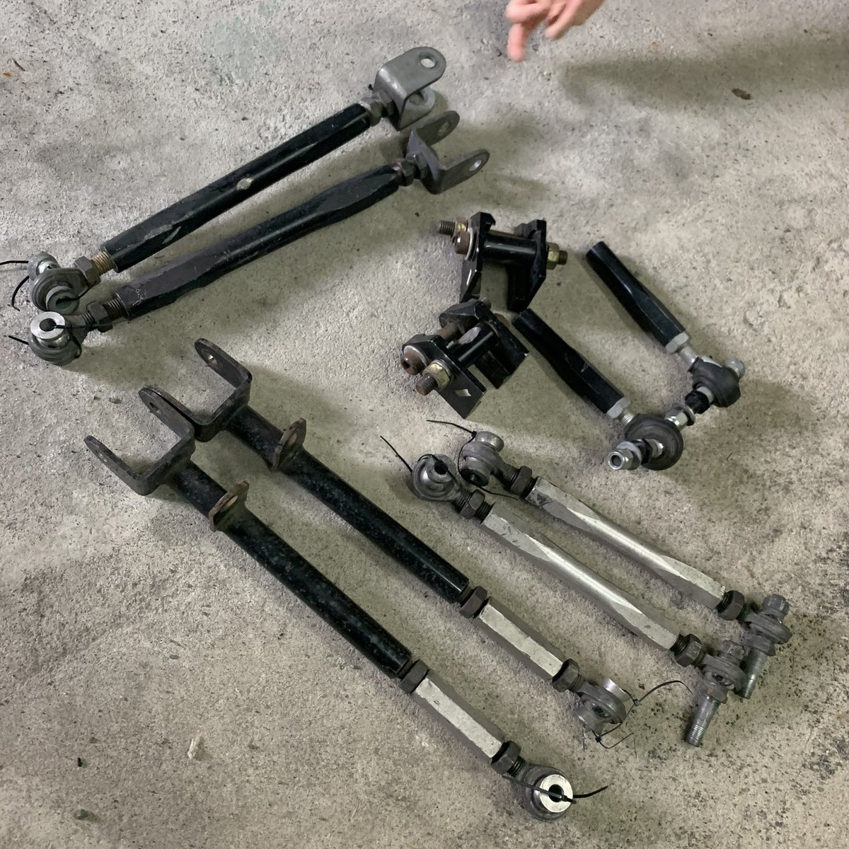 827miku39's tweet photo. コレも売るよ👀👀
20セルシオ ショップオリジナル車高調(T-DEMAND？のOEM)前後スライドアッパーロアブラケットピロ13万(ヘルパースプリング無し)(Fアッパーどっちかピロ緩い)
 
20セルシオ ナギサオート製リアロアアーム、トーコン、テンションロッド、フロントピロタイロット7万(SSキット無し) https://t.co/w6ETRTEORx